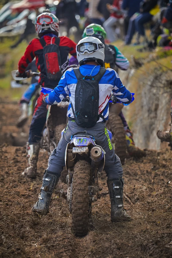 Marc pasando por el tramo final de troncos