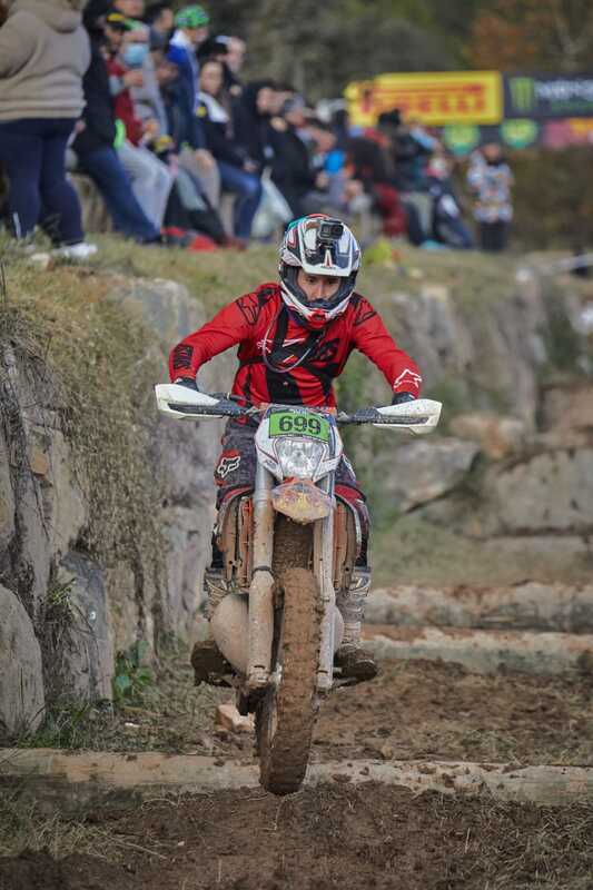 Marc pasando por el tramo final de troncos