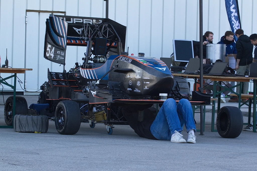 Revisando el fondo del coche
