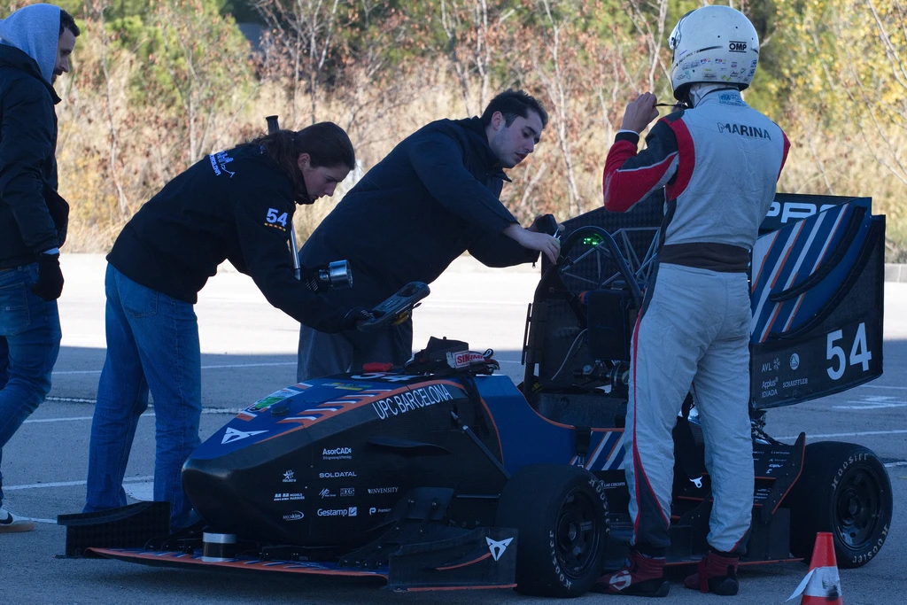 Piloto preparándose