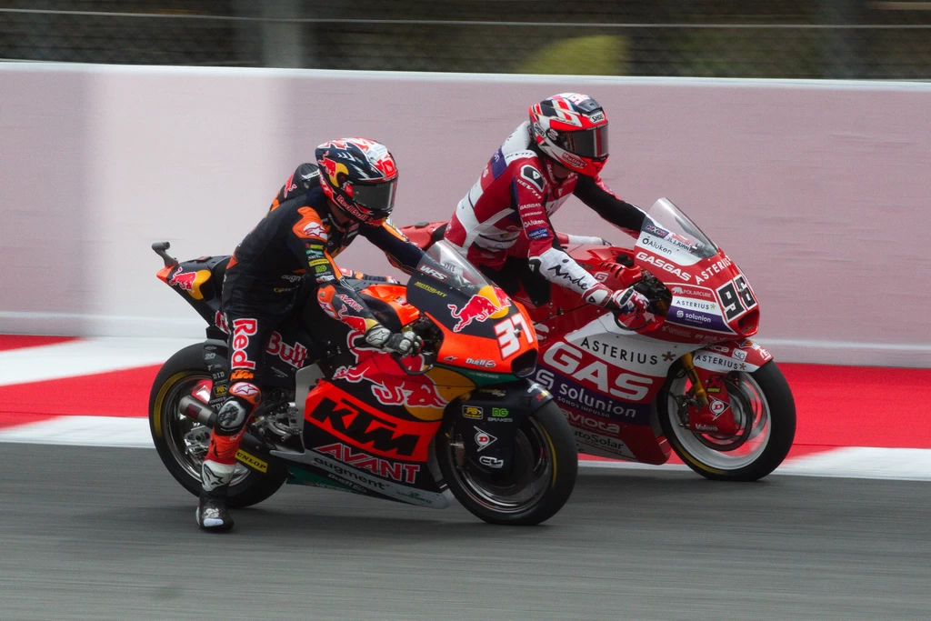 Pedro Acosta adelantando a Nixon